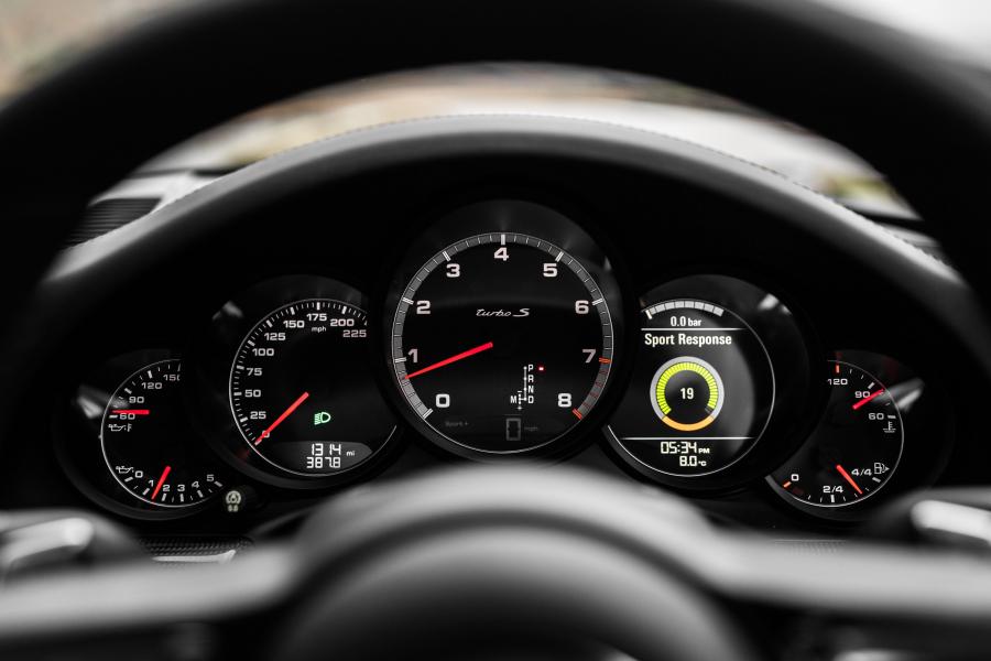 Панель приборов Porsche 911 Turbo S Coupe 2016 года  (UK) (фото 13 из 29)